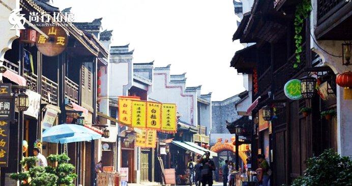 电诈嫌疑人包裹严实去办护照，工作人员机智稳住对方并报警